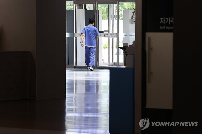 서울 시내 한 대형병원에서 의료관계자가 이동하고 있다. (출처=연합뉴스)