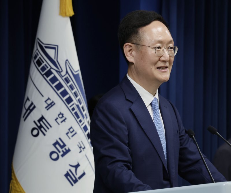 [서울=뉴시스] 최동준 기자 = 봉욱 민정수석이 24일 서울 용산 대통령실 청사에서 대통령 주재 수석보좌관 회의 관련 취재진 질문에 답변하고 있다. 2025.07.24. photocdj@newsis.com