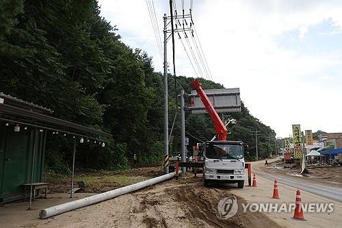 전력 복구 진행 중인 수해 지역 (출처=연합뉴스)