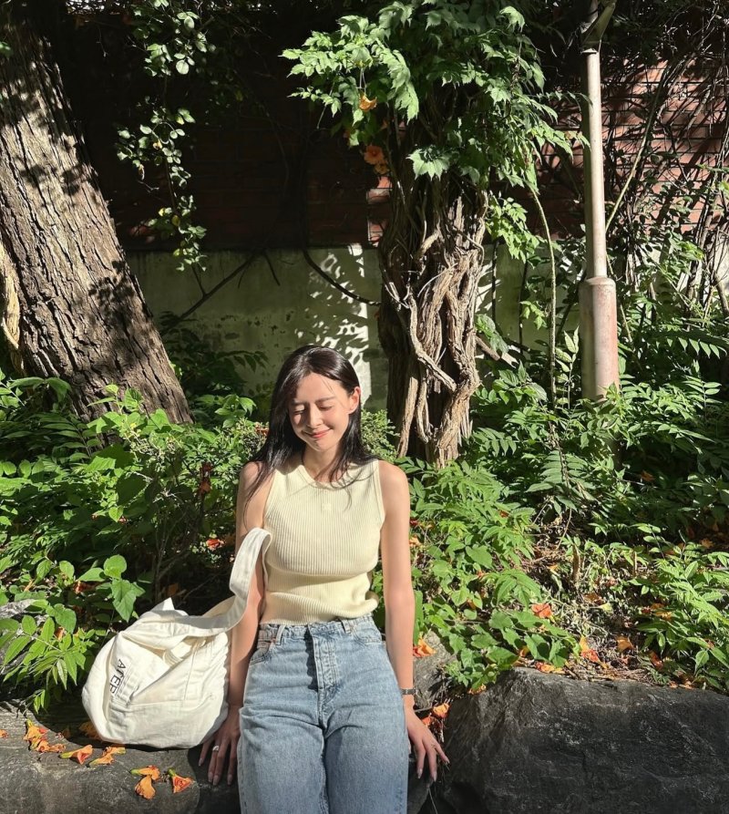 권나라 햇살 즐기는 모습도 화보 같아…눈부신 미모