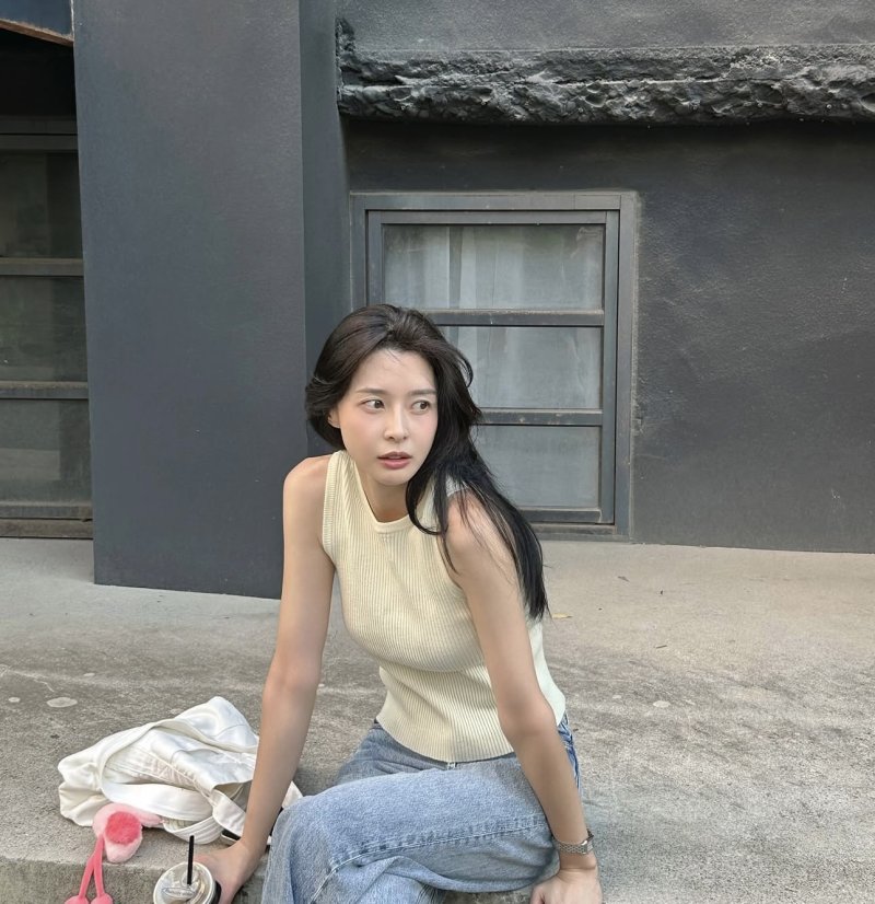 권나라 햇살 즐기는 모습도 화보 같아…눈부신 미모