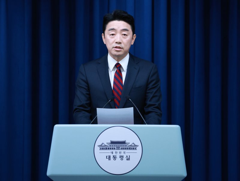 [서울=뉴시스] 고범준 기자 = 강훈식 비서실장이 24일 서울 용산 대통령실 청사에서 수석보좌관 회의 관련 브리핑을 하고 있다. 2025.07.24. bjko@newsis.com
