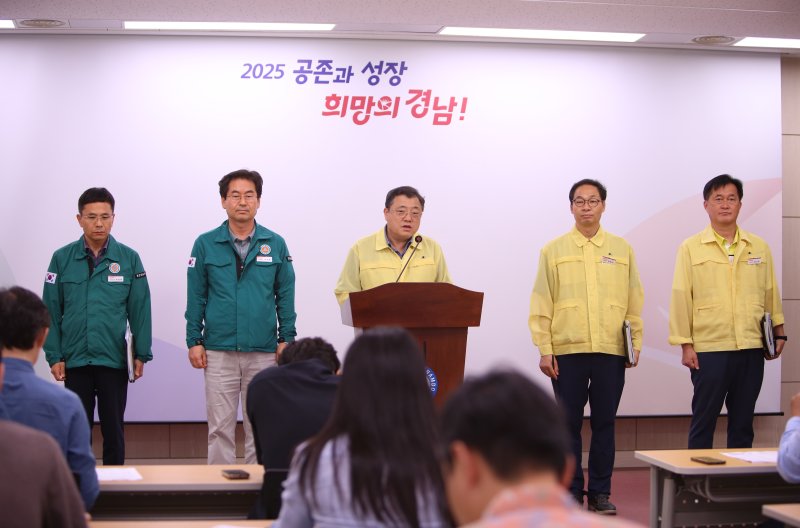 박명균 경남도 행정부지사(가운데)가 24일 도청 브리핑룸에서 집중호우로 인한 피해 상황과 수습·복구 대책을 설명하고 있다.(경남도 제공. 재판매 및 DB금지)