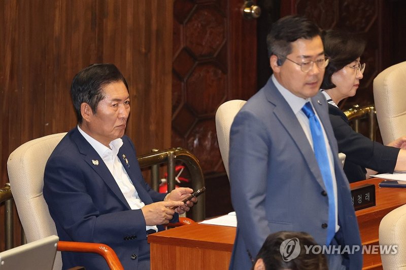 본회의 출석한 정청래·박찬대 당대표 후보 (출처=연합뉴스)