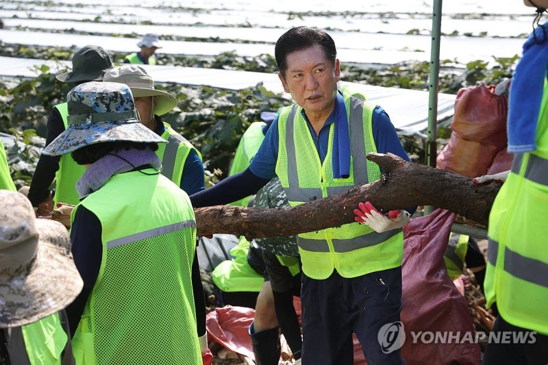 가평 수해 복구 현장 찾은 정청래 (출처=연합뉴스)
