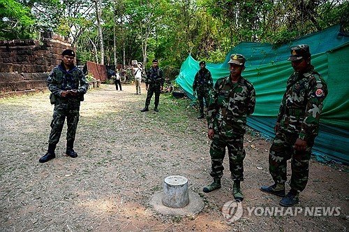 지난 3월 당시 태국군과 캄보디아군 (출처=연합뉴스)