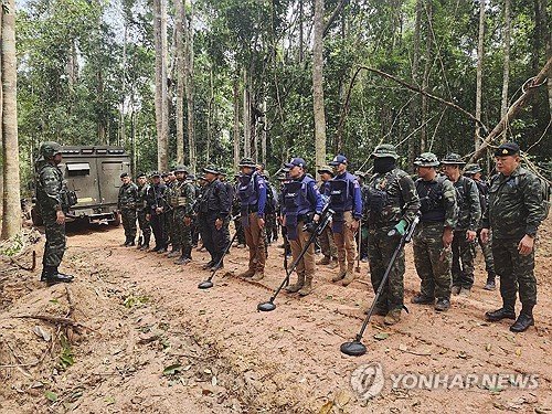 지뢰 탐지 나선 태국 육군 (출처=연합뉴스)