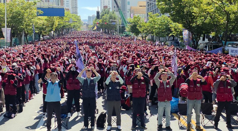 민주노총 전국플랜트건설노조 울산지부 조합원들이 24일 울산시청 남문 앞에서 임금 및 단체협상 투쟁 승리 결의대회를 하고 있다. (울산플랜트건설노조 제공. 재판매 및 DB 금지) /뉴스1