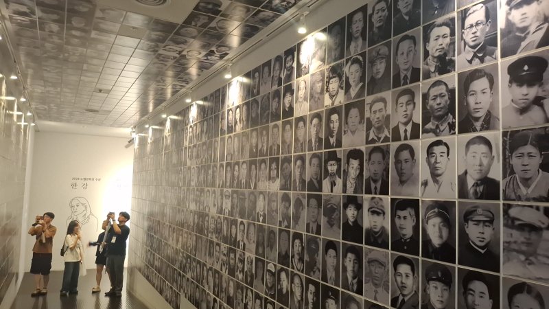 제주 4·3 평화공원에 남겨진 희생자들의 얼굴 사진=유선준 기자