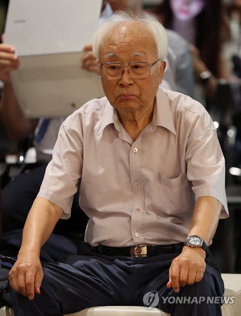 "코리안 손기정" 엽서 실물 공개한 허진도 씨 (출처=연합뉴스)