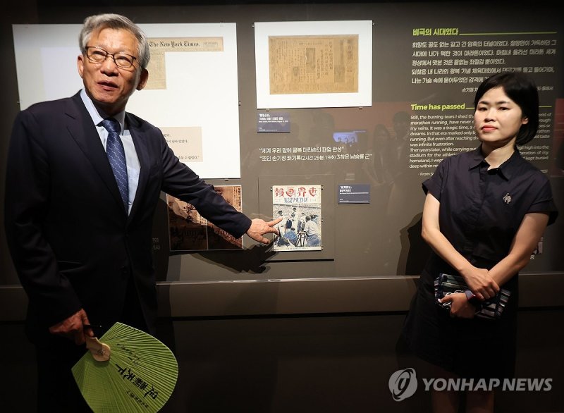 전시물 설명하는 유홍준 국립중앙박물관장 (출처=연합뉴스)