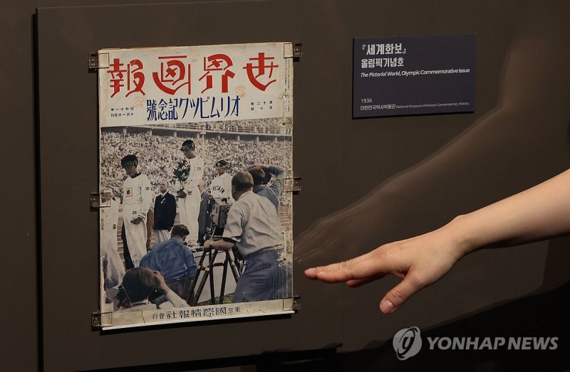 전시물 설명하는 유홍준 국립중앙박물관장 (출처=연합뉴스)