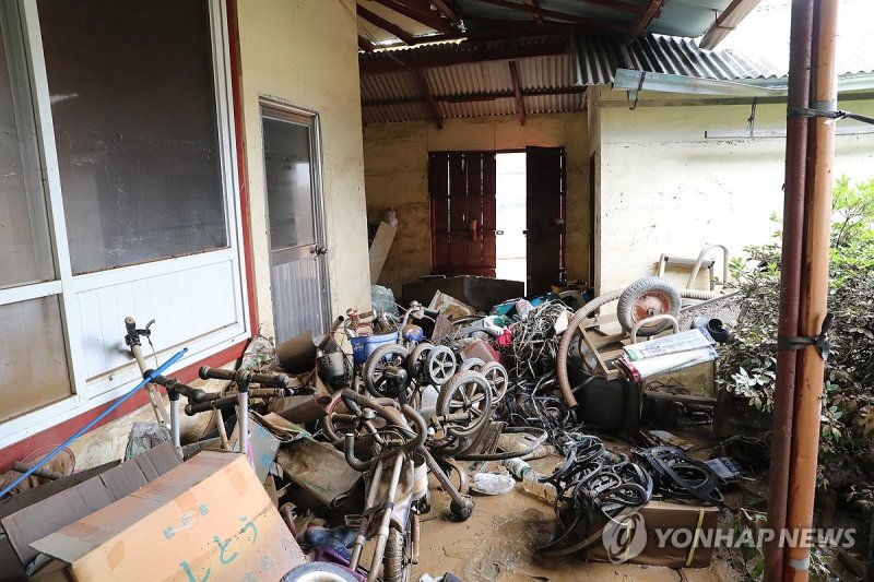 수마가 할퀴고 간 주택 (출처=연합뉴스)