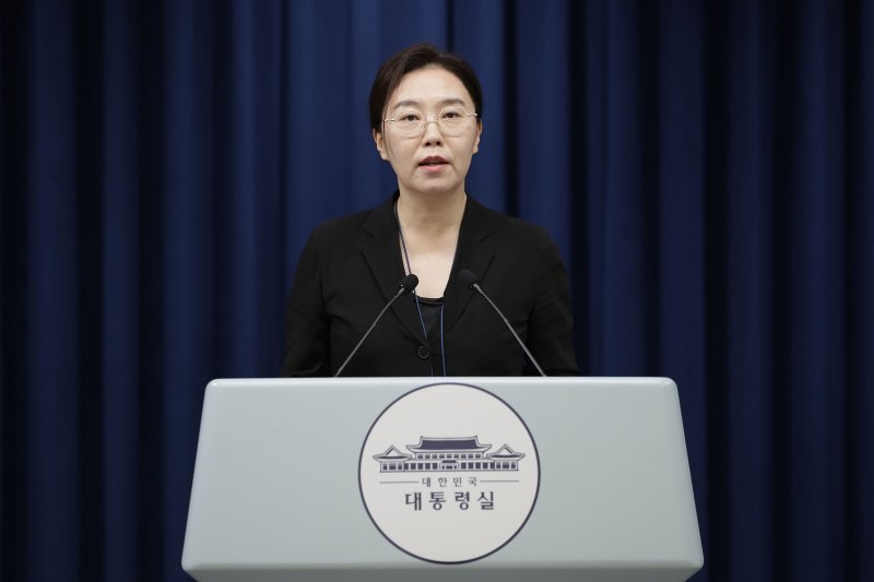 [서울=뉴시스] 최동준 기자 = 강유정 대변인이 24일 서울 용산 대통령실 청사에서 대통령 주재 수석보좌관 회의 관련 브리핑을 하고 있다. 2025.07.24. photocdj@newsis.com