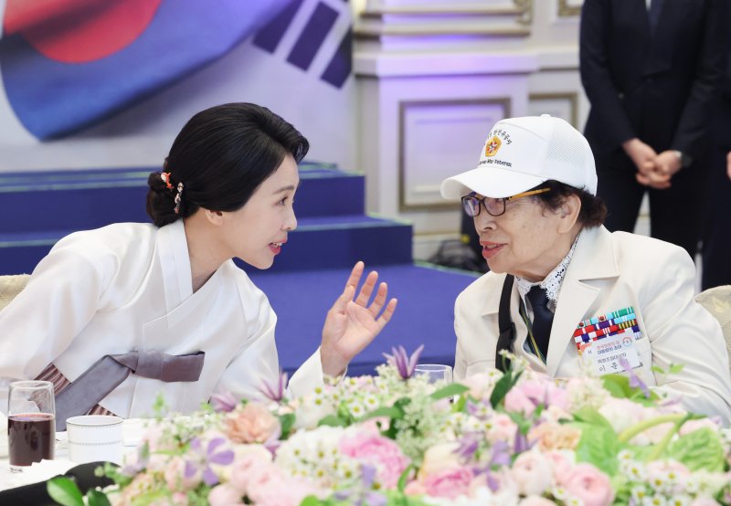[서울=뉴시스] 최진석 기자 = 이재명 대통령 부인 김혜경 여사가 27일 청와대 영빈관에서 열린 '호국보훈의 달, 대통령의 초대' 행사에서 특별초청 대상자인 6·25전쟁 참전유공자 이춘자 참전용사와 대화를 나누고 있다. (대통령실통신사진기자단) 2025.06.27. myjs@newsis.com
