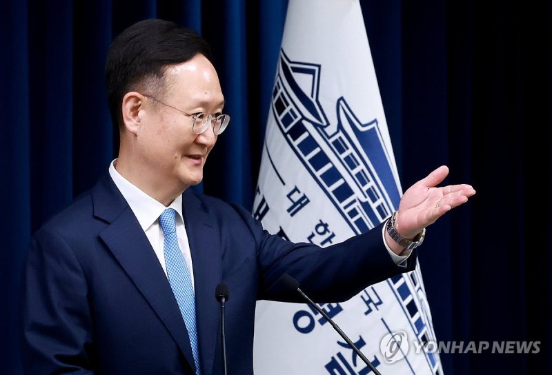 취재진 질문 받는 봉욱 민정수석 (출처=연합뉴스)