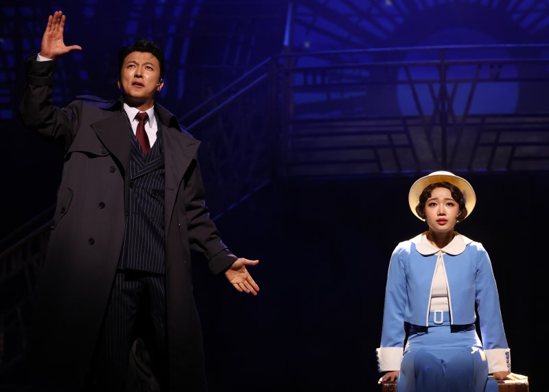 [서울=뉴시스] 배훈식 기자 = 뮤지컬 '브로드웨이 42번가' 프레스콜이 열린 24일 오후 서울 송파구 샤롯데씨어터에서 줄리안 마쉬 역의 박건형(왼쪽)과 페기 소여 역의 최유정이 하이라이트 시연을 하고 있다. 2025.07.24. dahora83@newsis.com