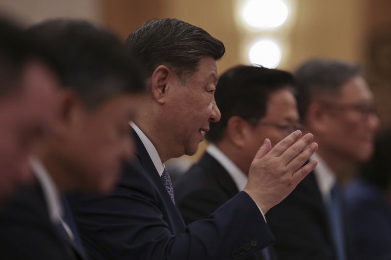 [베이징=AP/뉴시스] 시진핑 중국 국가주석이 24일(현지 시간) 중국 베이징 인민대회당에서 열린 제25차 중국-유럽연합(EU) 정상회의에 참석해 발언하고 있다. 이 회담에는 안토니우 코스타 EU 정상회의 상임의장, 우르줄라 폰데어라이엔 EU 집행위원장, 카야 칼라스 EU 외교안보 고위대표 등이 함께했다. 2025.07.24.