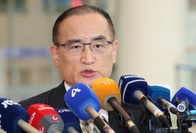 한미 통상·안보 협상을 위해 미국을 방문한 위성락 국가안보실장이 24일 오후 인천공항으로 귀국해 취재진의 질문에 답변하고 있다. 2025.7.24/뉴스1 ⓒ News1 김명섭 기자