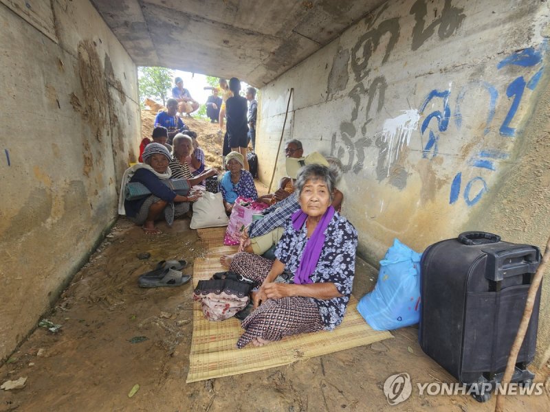 태국-캄보디아군 교전에 대피한 태국 주민들 (출처=연합뉴스)