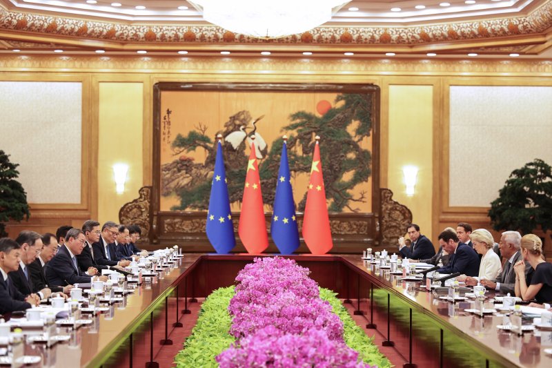 [베이징=AP/뉴시스]베이징 인민대회당에서 유럽연합(EU)과 중국 간 정상회담이 열리고 있다. 양측은 이날 기후변화에 대한 공동 행동 촉구를 발표했지만, 우크라이나 전쟁과 무역에 대해서는 심각한 의견 불일치를 드러냈다. 2025.07.24.