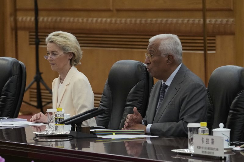 베이징서 中-EU 정상회담 중국과 유럽연합(EU) 사이의 통상 마찰이 이어지고 있는 가운데 시진핑 중국 국가주석(위쪽 사진 오른쪽)이 24일 중국 베이징 인민대회당에서 열린 제25차 유럽연합·중국 정상회담에서 안토니우 코스타 유럽평의회 의장(아래쪽 사진 오른쪽)의 발언을 엄숙한 표정으로 듣고 있다. 코스타 의장 옆에 EU의 최고지도자인 우르줄라 폰데어라이엔 집행위원장이 시 주석 쪽을 조심스러운 표정으로 응시하고 있다. 시 주석의 옆에는 왕이 중국 정치국원 겸 외교부장이 배석해 있다. AP연합뉴스