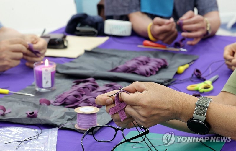이태원 참사 유가족, '천 개의 목걸이 함께 만들어요' (출처=연합뉴스)