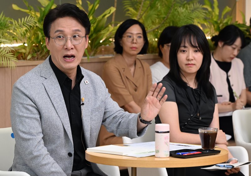 [서울=뉴시스] 청사사진기자단 = 김민석 국무총리가 24일 서울 성동구 상상플래닛에서 열린 제1차 K-토론나라 '미래대화 1·2·3'에 참석해 모두 발언을 하고 있다. 김민석 국무총리는 지난 8일 국민의 평안한 삶을 위한 핵심 과제인 안전과 질서, 민생의 3대 국정과제를 속도와 소통, 성과의 3대 방식으로 풀어가겠다며, 첫 30일 업무계획을 공개하고, 총리가 직접 주도하는 'K 토론나라', 국민 참여형 국정 플랫폼을 격주 단위로 운영해 국민 참여와 이해를 높이겠다고 밝혔다. 2025.07.24. photo@newsis.com