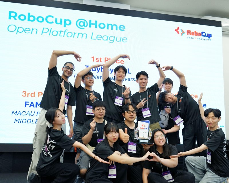 지난 15~21일 브라질 사우바도르에서 열린 '로보컵 2025' 홈서비스 부문에서 우승을 차지한 부산대 로봇팀 '타이디보이'. 부산대 제공