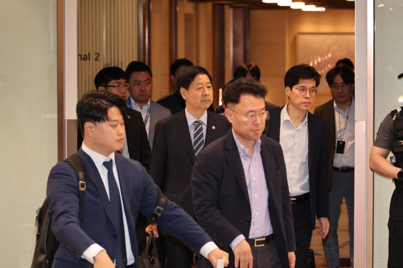 [인천공항=뉴시스] 권창회 기자 = 구윤철 경제부총리 겸 기획재정부 장관이 24일 오전 미국 워싱턴D.C.에서 열릴 예정이였던 미국 재무장관과 무역대표부(USTR)와 예정되어 있던 통상협상이 취소돼 인천국제공항 제2여객터미널 귀빈실을 나서고 있다. (공동취재) 2025.07.24. photo@newsis.com