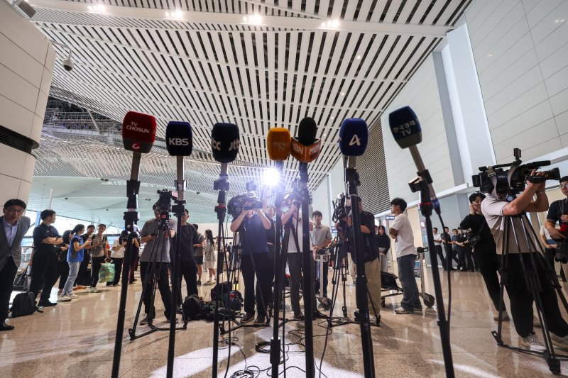 [인천공항=뉴시스] 권창회 기자 = 24일 인천국제공항 귀빈실 앞에서 취재진들이 대기하고 있다. 기획재정부 관계자는 24일 "미국과 예정됐던 2+2 협상은 스콧 베선트 미국 재무장관의 긴급한 일정으로 인해 개최하지 못하게 됐다"며 "미국 측은 조속한 시일 내에 개최하자고 제의했고, 한미 양측은 최대한 빠른 시일 내에 일정을 잡을 계획"이라고 밝혔다. 2025.07.24. kch0523@newsis.com