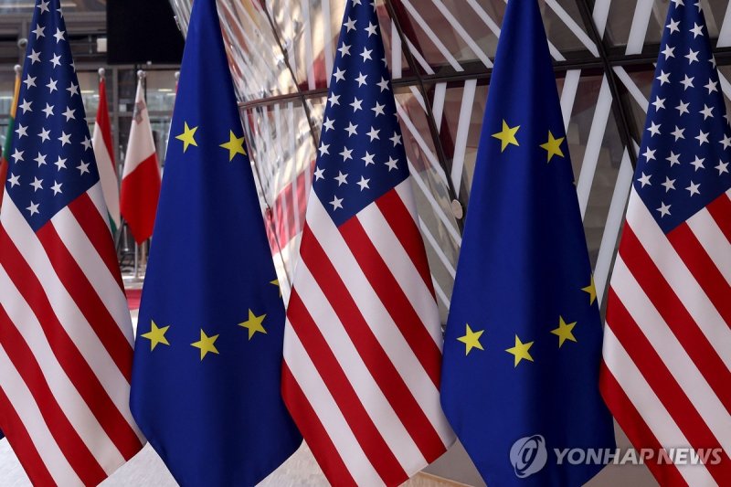 EU 깃발과 미국 성조기 (출처=연합뉴스)