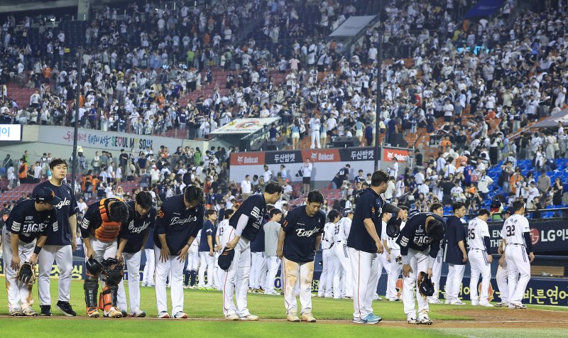 24일 오후 서울 송파구 잠실야구장에서 열린 프로야구 '2025 신한 SOL뱅크 KBO 리그' 한화 이글스와 두산 베어스의 경기에서 연장 혈투 끝 4대 4로 경기를 마친 양팀 선수들이 그라운드로 나와 팬들에게 인사하고 있다. 2025.7.24/뉴스1 ⓒ News1 박정호 기자