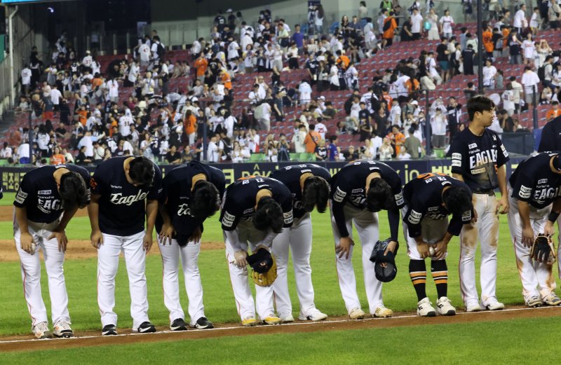 [서울=뉴시스] 배훈식 기자 = 24일 오후 서울 송파구 잠실야구장에서 열린 2025 신한 쏠뱅크 KBO리그 두산 베어스와 한화 이글스의 경기, 4-4로 승부를 가리지 못한 한화 선수들이 관중들에게 인사하고 있다. 2025.07.24. dahora83@newsis.com