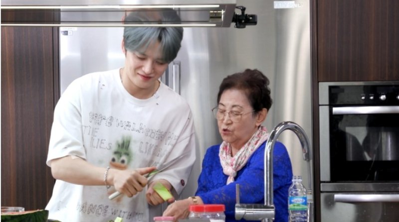 [서울=뉴시스] 25일 오후 방송되는 KBS 2TV 예능 프로그램 '신상출시 편스토랑'에는 본가를 찾은 가수 김재중의 모습이 그려진다. (사진=KBS 제공) 2025.07.24. photo@newsis.com *재판매 및 DB 금지
