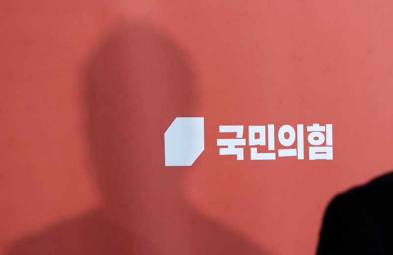 국힘, 정부·여당 악재에도 최저 지지율…혁신안·극우·특검 ‘3대 악재’