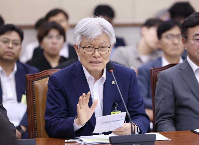 [서울=뉴시스] 김명년 기자 = 최동석 인사혁신처장이 지난 22일 오후 서울 여의도 국회에서 열린 법제사법위원회 전체회의에서 의원 질문에 답변하고 있다. 2025.07.22. kmn@newsis.com