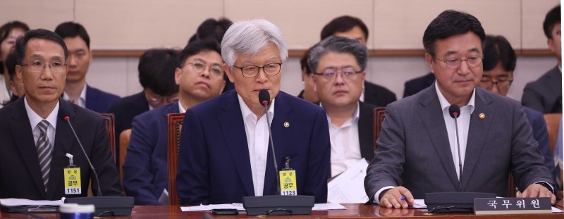 [서울=뉴시스] 조성봉 기자 = 최동석 인사혁신처장이 지난 22일 오후 서울 여의도 국회에서 열린 법제사법위원회 전체회의에서 의원의 질의에 답변하고 있다. 왼쪽부터 유재성 경찰청장 직무대행, 최 인사혁신처장, 윤호중 행정안전부 장관. 2025.07.22. suncho21@newsis.com