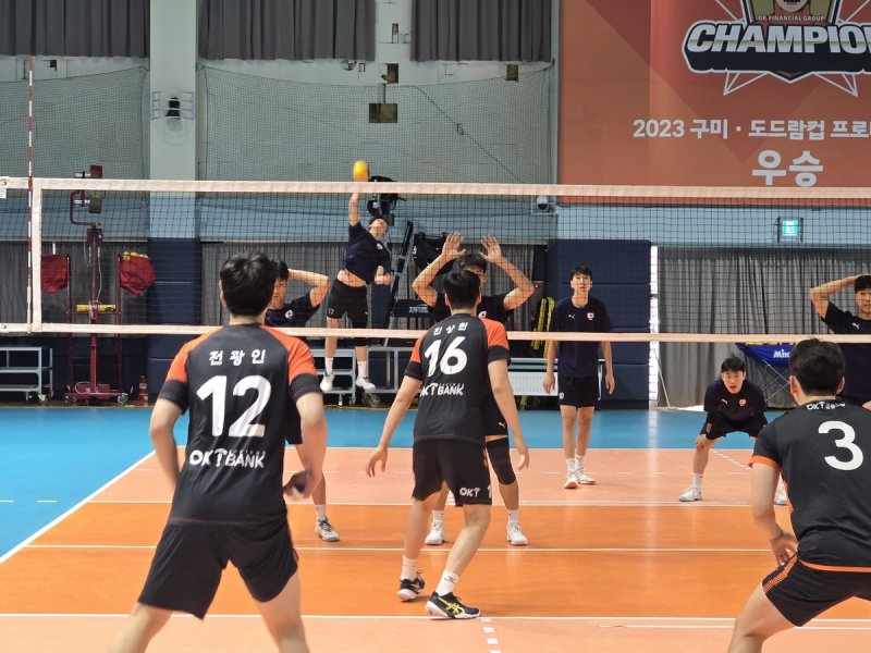 한국 남자 U-19 대표팀과 연습경기 하는 OK저축은행 선수들 (출처=연합뉴스)