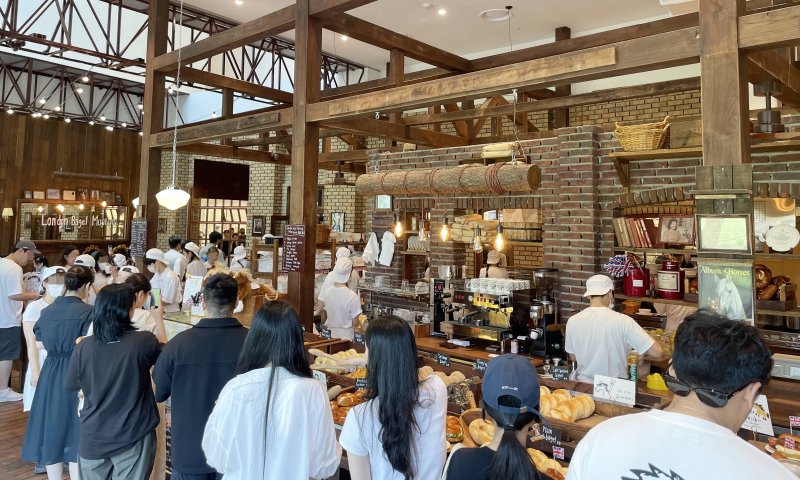 [서울=뉴시스]잠실 롯데월드몰 '런던 베이글 뮤지엄'.2023.10.19.(사진=롯데백화점 제공)photo@newsis.com