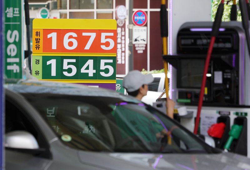 [서울=뉴시스] 홍효식 기자 = 주유소 기름값이 1주 만에 상승 전환했다. 한국석유공사 유가정보시스템 오피넷에 따르면 7월 셋째 주(13~17일) 전국 주유소 휘발유 평균 판매가는 전주 대비 리터 당 0.4원 오른 1,667.9원, 경유는 전주 대비 리터 당 0.6원 오른 1,530.9원으로 나타났다.20일 서울 시내 주유소에 유가 정보가 표시되어 있다. 2025.07.20. yesphoto@newsis.com