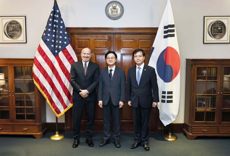 김정관 산업통상자원부 장관은 24일(현지시간) 미국 워싱턴 D.C. 상무부 회의실에서 하워드 러트닉 상무부 장관과 면담을 갖고, 한미 관세협상 진전과 산업 분야 협력 강화방안을 논의했다. 산업부 제공.