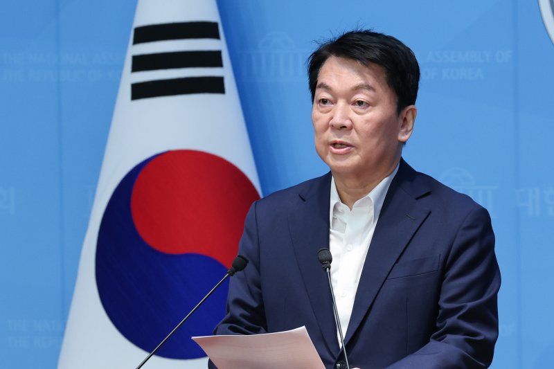 안철수 국민의힘 의원이 21일 오전 서울 여의도 국회 소통관에서 기자회견을 열고 김문수 후보를 향해 '친길(친전한길) 당대표가 되려고 하나'며 비판하고 있다. 2025.7.21/뉴스1 ⓒ News1 안은나 기자