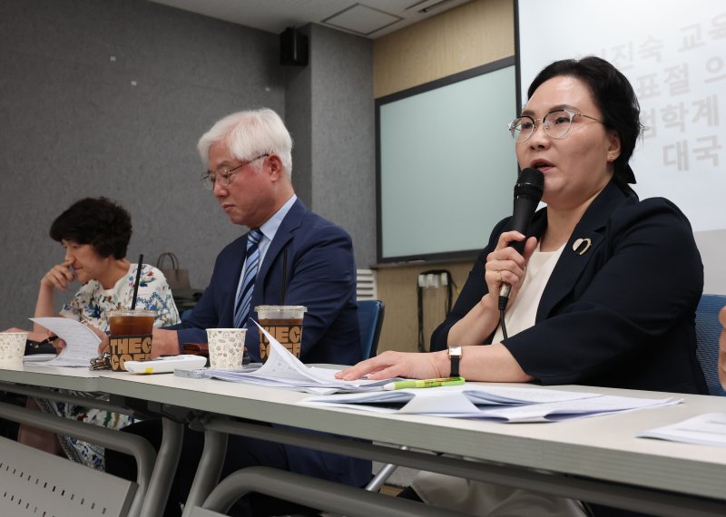 [서울=뉴시스] 배훈식 기자 = 김경한 전국사학민주회교수노조 위원장이 지난 14일 오후 서울 용산구 비앤디파트너스 서울역점 강당에서 열린 이진숙 교육부 장관 후보자 논문표절 의혹 검증을 위한 범학계 국민검증단 대국민 보고회에서 발언하는 모습. 2025.07.14. dahora83@newsis.com