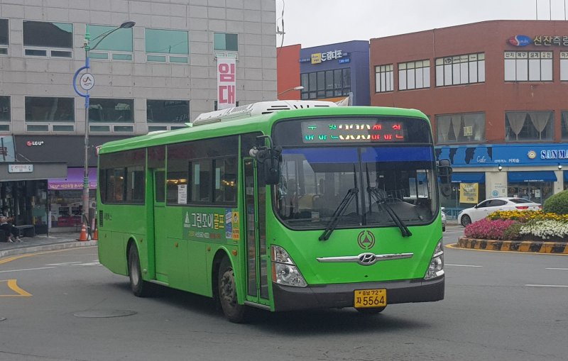 [서산=뉴시스] 지난 2020년 서산 시내버스인 서령버스가 시청 앞 로터리를 지나고 있다. (사진=뉴시스 DB). photo@newsis.com