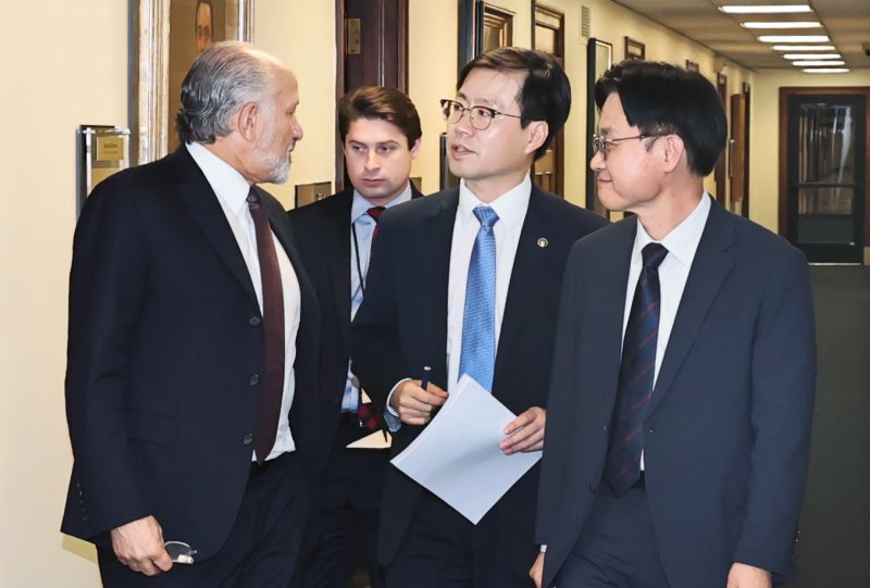 [세종=뉴시스]김정관 산업통상자원부 장관과 여한구 산업부 통상교섭본부장은 24일(현지 시간) 미국 워싱턴 D.C.에서 하워드 러트닉(Howard Lutnick) 미국 상무부 장관과 관세협상 타결방안을 심도있게 논의했다.(사진=산업부 제공)