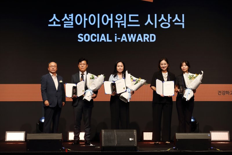 [세종=뉴시스] 한국석유공사는 25일 국내 최대 규모 소셜미디어 시상식인 소셜아이어워드에서 블로그 부분 공공서비스 부문 혁신대상과 유튜브 부분 공공기관 유튜브 분야 대상을 수상했다고 밝혔다. (사진=석유공사 제공) 2025.07.25. photo@newsis.com *재판매 및 DB 금지