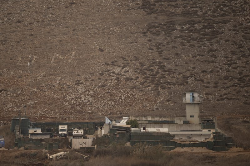 [레바논=AP/뉴시스] 지난 해 11월 19일 레바논 주둔 유엔평화유지군(UNIFIL) 기지의 탑 꼭대기에 유엔 군인이 서 있는 모습. 2025.07.25.