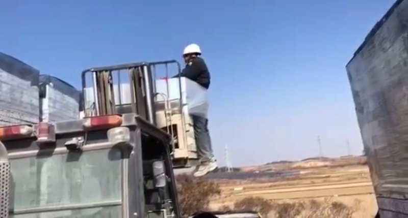 전남 나주시의 한 벽돌공장에서 지난 15일 스리랑카 출신 외국인 노동자를 지게차에 묶어 들어올린 장면이 담긴 영상의 한 부분. 출처=전남이주노동자인권네트워크 제공, 뉴스1