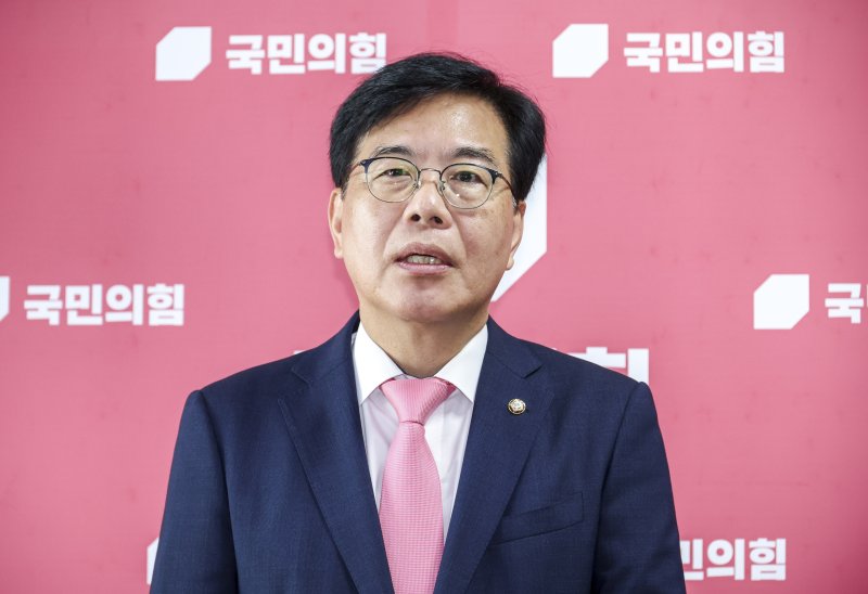 [서울=뉴시스] 김금보 기자 = 송언석 국민의힘 비상대책위원장 겸 원내대표가 25일 서울 여의도 국회에서 특검의 국민의힘 의원실 압수수색 관련 및 박찬대 더불어민주당 당대표 후보의 윤석열 전 대통령 체포영장 집행 저지에 나섰던 국민의힘 의원 45인에 대한 제명 촉구 결의안 발의에 대한 입장발표를 하고 있다. 2025.07.25. kgb@newsis.com